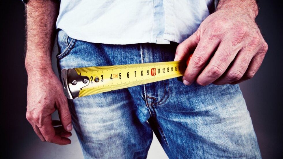 Mann misst Penis nach Vergrößerung mit Gel